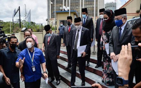 Naib Presiden UMNO Datuk Seri Ismail Sabri Yaakob mengetuai rombongan untuk menaiki bas menuju ke Istana Negara dari Menara Dato' Onn, WTC hari ni.  Foto Bernama