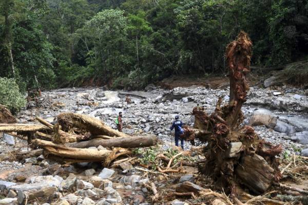 YAN, 19 Ogos -- Anggota Pasukan Penyelamat memotong pokok yang menghempap sebuah rumah penduduk dalam operasi mencari dan menyelamat mangsa yang dipercayai masih hilang dalam kejadian banjir akibat fenomena kepala air di kawasan Titi Hayun, Yan petang semalam.
Dalam kejadian itu tiga mangsa ditemukan maut di beberapa lokasi di sekitar kawasan Gunung Jerai manakala tiga lagi mangsa dipercayai masih hilang di satu kawasan di Titi Hayun, setakat operasi pada 1 pagi tadi.
--fotoBERNAMA (2021) HAK CIPTA TERPELIHARA