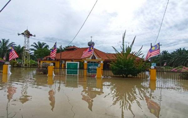 Keadaan Masjid Tengku Menteri di Mukim Matang yang ditenggelami banjir.