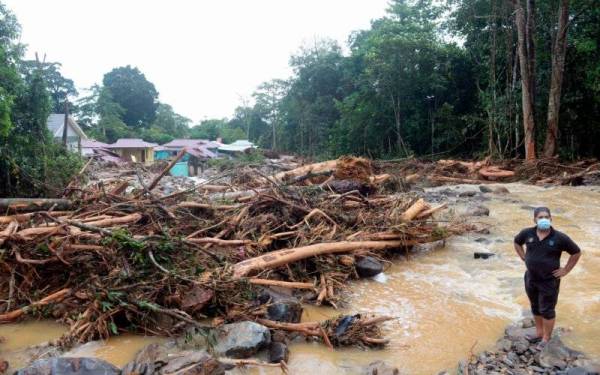 Keadaan sungai yang di penuhi dengan kayu balak di Taman Rekreasi Titi Hayun selepas banjir kilat susulan kejadian kepala air di kaki Gunung Jerai di Titi Hayun Yan hari ini. -Foto Bernama