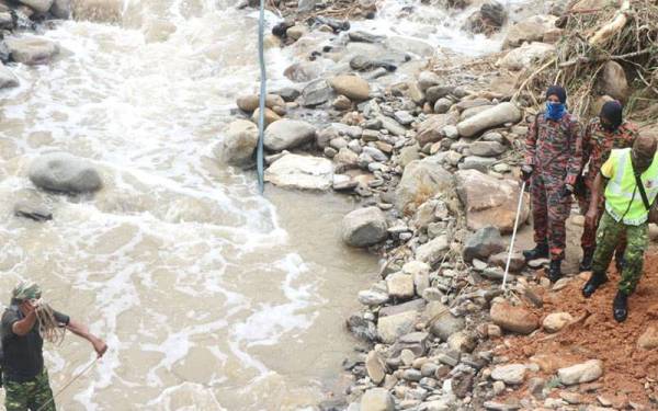 Anggota bomba melakukan operasi mencari dan menyelamat mangsa yang hilang di sekitar Pusat Peranginan Titi Hayun pada Khamis.