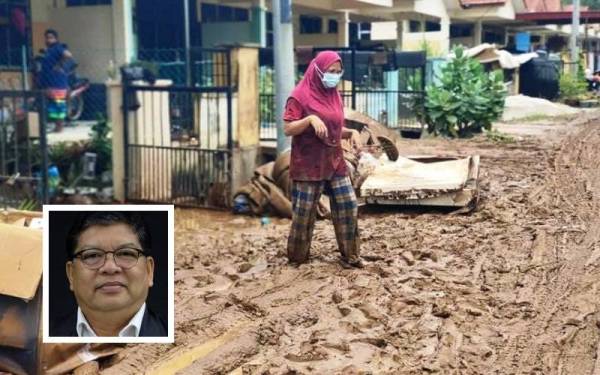 Banjir lumpur tebal meliputi persekitaran perumahan akibat kesan fenomena kepala air dari Gunung Jerai pada petang Rabu. Gambar Kecil: Johari Abdul