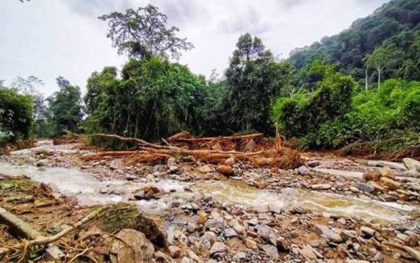 Pusat Peranginan Titi Hayun antara lokasi yang menjadi tumpuan pengunjung suatu masa dahulu musnah dibadai kepala air pada Rabu.