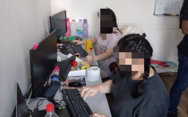 Antara suspek yang ditahan dalam Ops Calling Centre di sebuah kondominium di Kajang, pada Khamis.