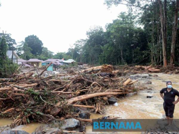 Keadaan sungai dipenuhi dengan kayu balak di Taman Rekreasi Titi Hayun selepas banjir kilat susulan kejadian kepala air di kaki Gunung Jerai di Titi Hayun Yan pada Khamis.