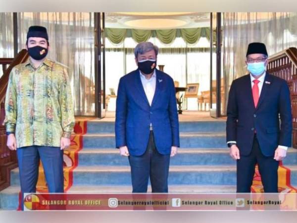 Sultan Sharafuddin (tengah) bergambar bersama-sama Tengku Amir Shah (kiri) dan Mohd Roslan di Istana Bukit Kayangan, Shah Alam di sini pada Khamis.