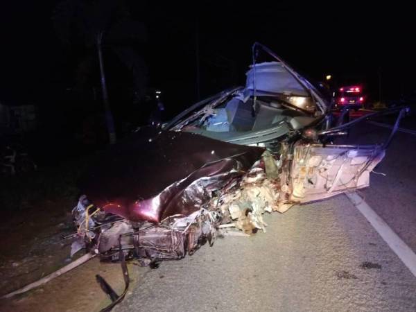 Remuk...Keadaan kedua-dua buah kenderaan yang bertembung di lokasi kejadian KM 11, Jalan Gaung-Kuala Ping-Teris, berhampiran Kampung Matang, Hulu Terengganu pada Khamis. - Foto ihsan PDRM