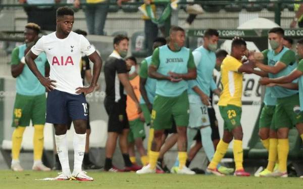 Pemain Pacos de Ferreira meraikan kejayaan menewaskan Tottenham Hotspur.