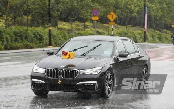 Kenderaan rasmi Sultan Selangor, Sultan Sharafuddin Idris Shah tiba di Istana Negara pada pukul 2.23pm. -Foto Sinar Harian ROSLI TALIB