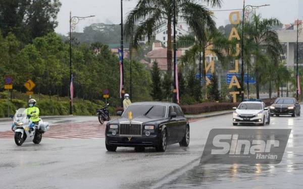 Kenderaan yang membawa Yang di-Pertuan Besar Negeri Sembilan, Tuanku Muhriz Tuanku Munawir berangkat tiba di Istana Negara. -Foto Sinar Harian ROSLI TALIB