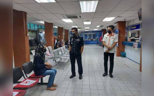 Aminurrahim melakukan tinjauan di Pejabat JPJ Cawangan Muar dan Cawangan Batu Pahat bagi memastikan kelancaran operasi berkenaan.