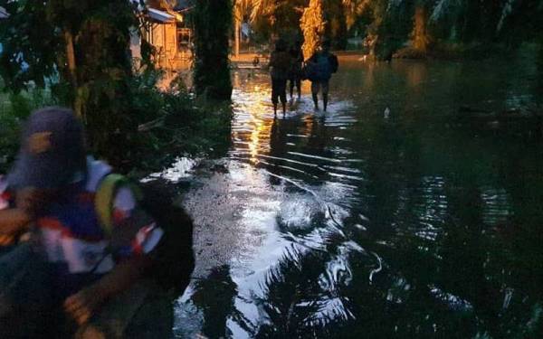 Mangsa terjejas banjir di Lorong Kedah, Batu 8, Jalan Changkat Jong telah dipindahkan ke PPS Dewan Sekolah Menengah Kebangsaan Abdul Rahman Talib, Batu 4, Jalan Changkat Jong. - Foto ihsan Bomba Perak.