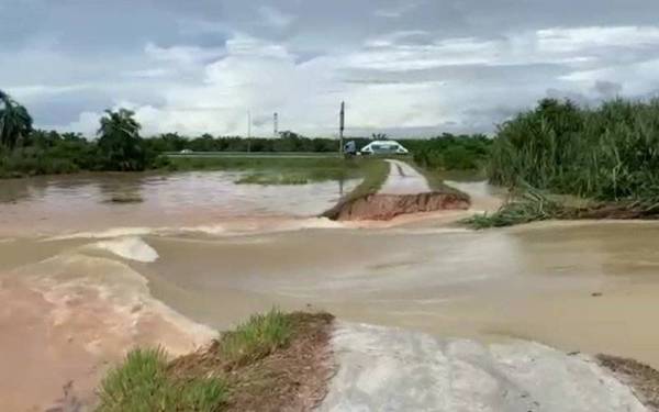 Ban Rancangan Tebatan Banjir (RTB) Sungai Samagagah terputus menjadi punca banjir sekitar Alor Pongsu. -Foto: ihsan pembaca