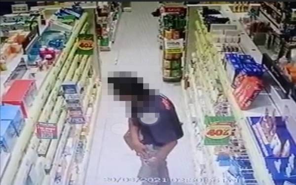 Kegiatan suspek mencuri barang dirakam CCTV premis berkenaan.