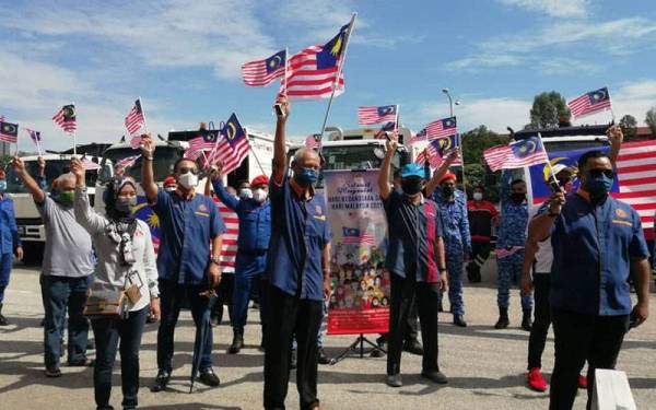 Musa (dua dari kiri) mengibarkan Jalur Gemilang sempena hari kemerdekaan yang bakal disambut 31 Ogos ini.