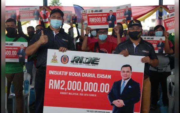 Amirudin (kanan) dan Mohd Khairuddin (kiri) bergambar bersama selepas gimik penyerahan inisiatif berkenaan yang berlangsung di Dewan Rakyat Batu Caves, pada Sabtu.