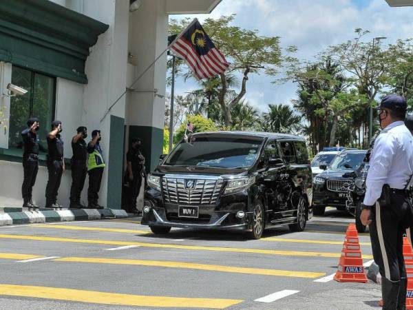 Kenderaan yang membawa Ismail Sabri keluar dari kediaman beliau menuju ke Istana Negara bagi menghadiri Istiadat Pengurniaan Suratcara Pelantikan dan Mengangkat Sumpah Jawatan sebagai Perdana Menteri Kesembilan hari ini. 