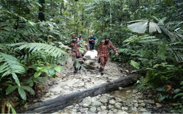 Salah seorang mangsa yang ditemui dalam keadaan lemah dibawa keluar menggunakan pengusung.