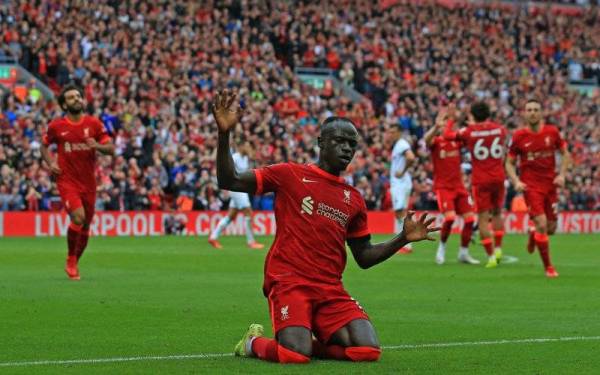 Mane meraikan jaringannya ketika menentang Burnley di Anfield sebentar tadi.