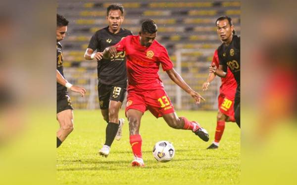 Aksi pemain kedua-dua pasukan dalam perlawanan Liga Super Malaysia di Stadium Perak, di sini pada Sabtu. - Foto Twitter SELANGOR FC