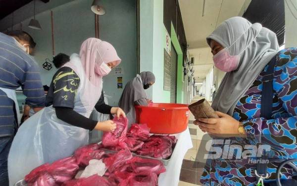 Orang ramai mendapat ikan pada harga RM5 bagi pembelian 25 hingga 30 ekor ikan selayang atau kembung.