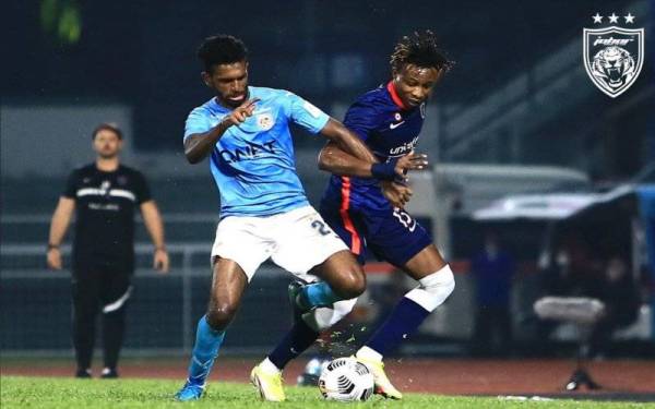 Antara aksi menarik pertemuan JDT menentang PJ City di Stadium Majlis Bandaraya Petaling Jaya, malam tadi. - Foto Johor Southern Tigers