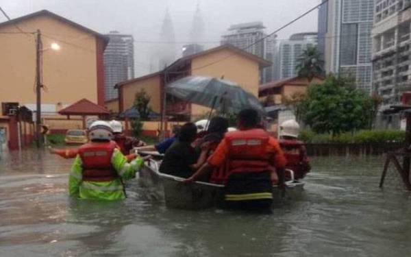 Lebih 12,000 anggota serta pegawai JBPM di seluruh negara bersiap siaga untuk dikerahkan bagi tujuan memantau dan menyelamat di kawasan berisiko susulan musim tengkujuh mula melanda negara ini. -Gambar hiasan