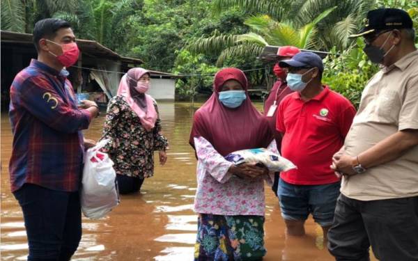 Noh (kanan) menziarahi Fatimah (dua dari kanan) selepas rumah warga emas itu ditenggelami banjir sejak Khamis lalu.