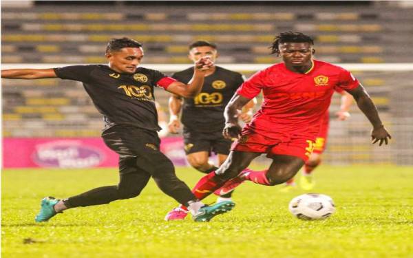 Penyerang Selangor FC, Ifedayo Olusegun cuba melepasi kawalan pertahanan Perak FC, Rafiuddin Rodin pada perlawanan berkenaan. -Foto Facebook Selangor FC