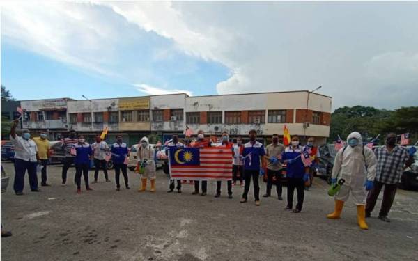 Selventhiran (depan, lima dari kiri) bergambar bersama penduduk Pangsapuri Impian, Taman Klang Jaya, Klang pada program sanitasi sempena bulan kemerdekaan pada Ahad.