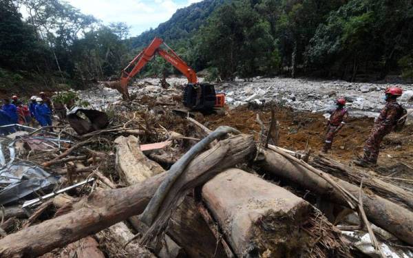 Operasi mencari dan menyelamat mangsa banjir pada hari kelima diteruskan dengan menggunakan eskavator di dua lokasi iaitu di Titi Hayun dan Batu Hampar. - Foto Bernama