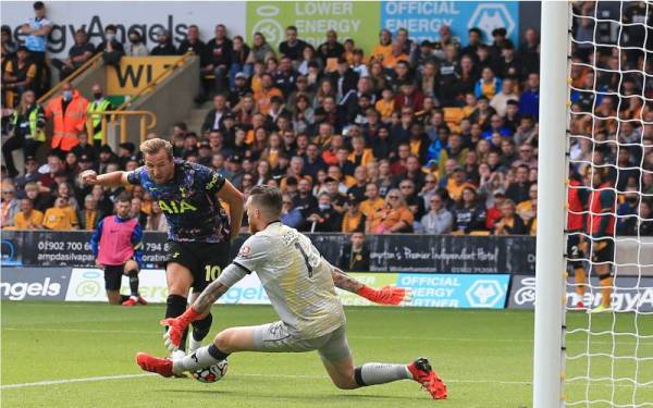 Kane melakukan percubaan ke arah gawang Wolverhampton semasa aksi liga di Stadium Molineux pada Ahad. - Foto AFP