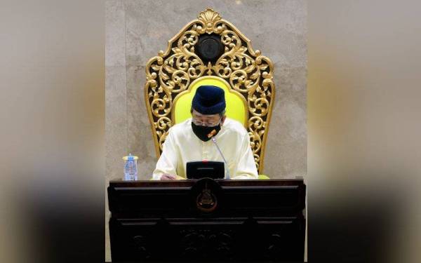 Sultan Selangor Sultan Sharafuddin Idris Shah berkenan menyampaikan titah ucapan ketika merasmikan Istiadat Pembukaan Persidangan Penggal Keempat Dewan Undangan Negeri Selangor Yang Ke-14 di Bangunan Dewan Negeri Selangor hari ini. - Foto Bernama