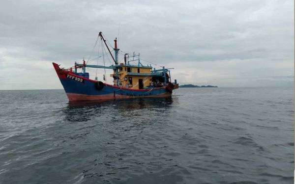 Bot bersama tahanan dan hasil tangkapan dianggarkan 400 kilogram dibawa ke Pusat Tahanan Vesel (PTV) Kampung Bharu, Lumut bagi siasatan lanjut pada Ahad.