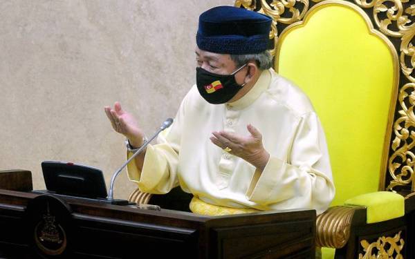 Sultan Sharafuddin Idris Shah berkenan mengaminkan doa selepas menyampaikan titah ucapan sempena Istiadat Pembukaan Persidangan Penggal Keempat DUN Selangor Yang Ke-14, hari ini. Foto Bernama