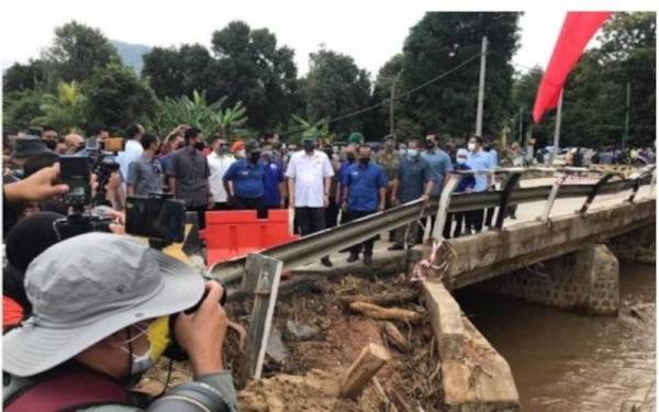 Ismail Sabri tiba di Tupah, Merbok pada 12.14 tengah hari bagi meninjau kesan bencana banjir ekoran fenomena kepala air. - Foto Bernama