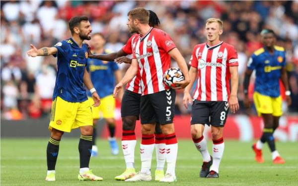 Pemain United, Bruno Fernandes tidak berpuas hati dengan asakan daripada pemain Southampton, Jack Stephens pada perlawanan berkenaan. Foto Gettyimages