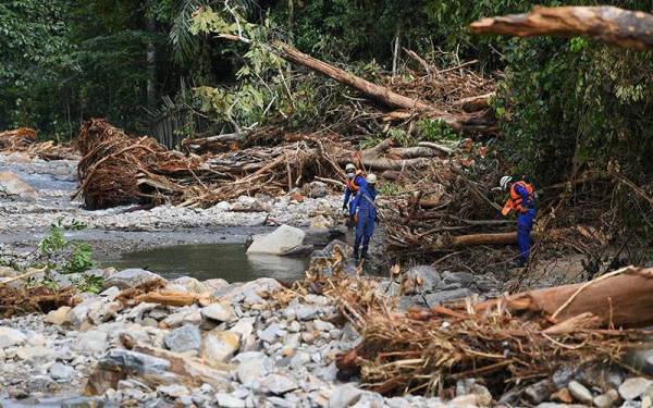 Anggota pasukan penyelamat ketika menjalankan operasi mencari dan menyelamat mangsa yang dipercayai masih hilang dalam kejadian banjir akibat fenomena kepala air di kawasan Titi Hayun, Yan pada Isnin. - Foto Bernama