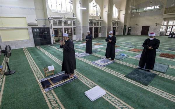 Masjid di seluruh negeri Kelantan masih kekal hanya dibuka kepada empat pegawai masjid termasuk imam dan bilal. - Foto Bernama