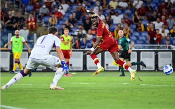 Aksi Abraham (kanan) semasa melakukan penampilan pertama bersama AS Roma ketika menentang Fiorentina dalam saingan Serie A di Stadio Olimpico. - Foto AFP