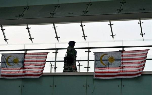 Rakyat diingatkan memasang atau mengibarkan Jalur Gemilang dengan cara yang betul bagi menerapkan rasa bangga dan cintakan tanah air. - Foto Bernama