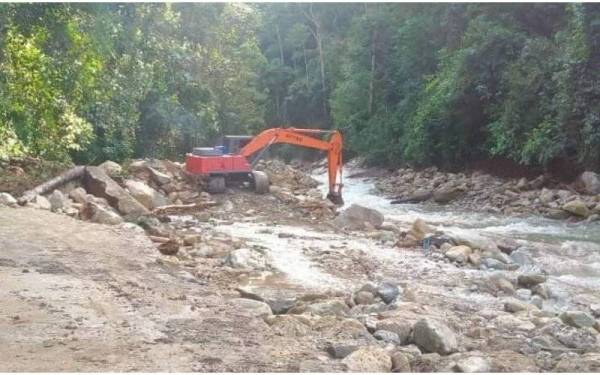 Kerja pembaikan muka sauk Nombor Dua yang tertimbus sedang giat dijalankan bagi membolehkan operasi loji kembali pulih seperti sediakala. - Foto SADA