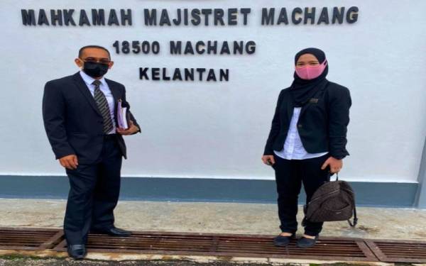 Pendakwaan dilakukan Mohd Fauzi (kiri) dan Siti Zaleha (kanan) di Mahkamah Majistret Machang pada Isnin.