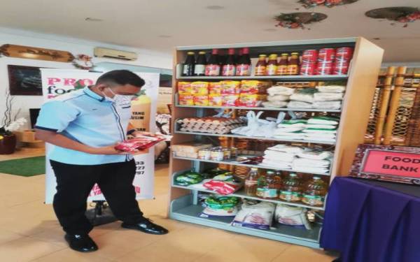 Penyelaras Food Bank Penjara Taiping, Shah Rizal Ahmad memeriksa barangan keperluan asas yang diletakkan di ruangan khas yang ditempatkan di galeri penjara berkenaan.