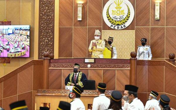 Sultan Nazrin menzahirkan penghargaan dengan berdiri dan memberikan tepukan atas khidmat barisan hadapan yang cekal bertugas memerangi Covid-19.