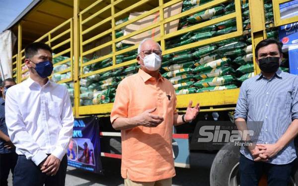 Najib Tun Abdul Razak ketika melepaskan misi sumbangan untuk mangsa banjir Merbok dan Yan di kediamannya hari ini. Foto Sinar Harian / Mohd Halim Abdul Wahid.