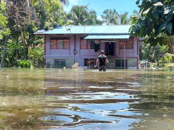 Keadaan banjir di daerah Kerian pada awal minggu lalu.