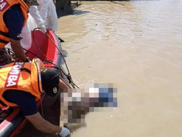 Mayat mangsa ditemukan di kawasan Nibong Tebal setelah dua hari operasi SAR dijalankan. -Foto ihsan Bomba Perak