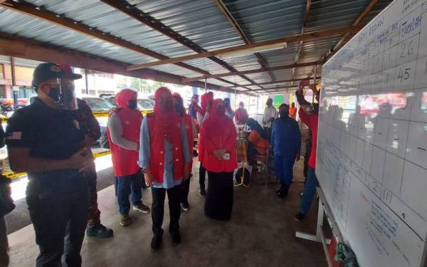 Noraini (depan, dua dari kiri) meninjau di PPS SK Changkat Lobak, Bagan Serai yang menempatkan 111 mangsa banjir pada Rabu.