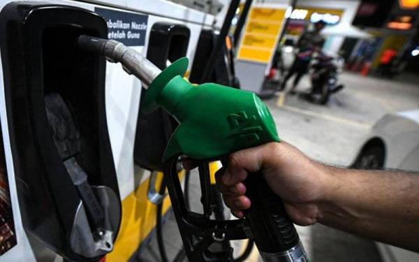 Harga runcit petrol RON97 turun dua sen seliter daripada RM2.74 kepada RM2.72. - Foto Bernama